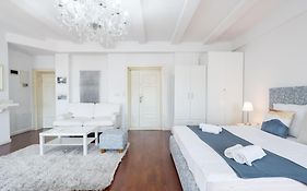 Mozzafiato By The River Studio